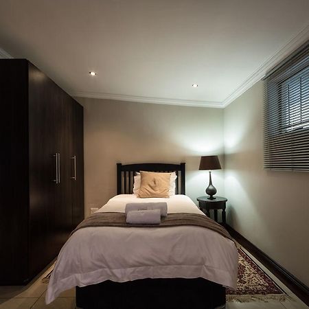 12 On Brecher Pretoria-Noord Extérieur photo