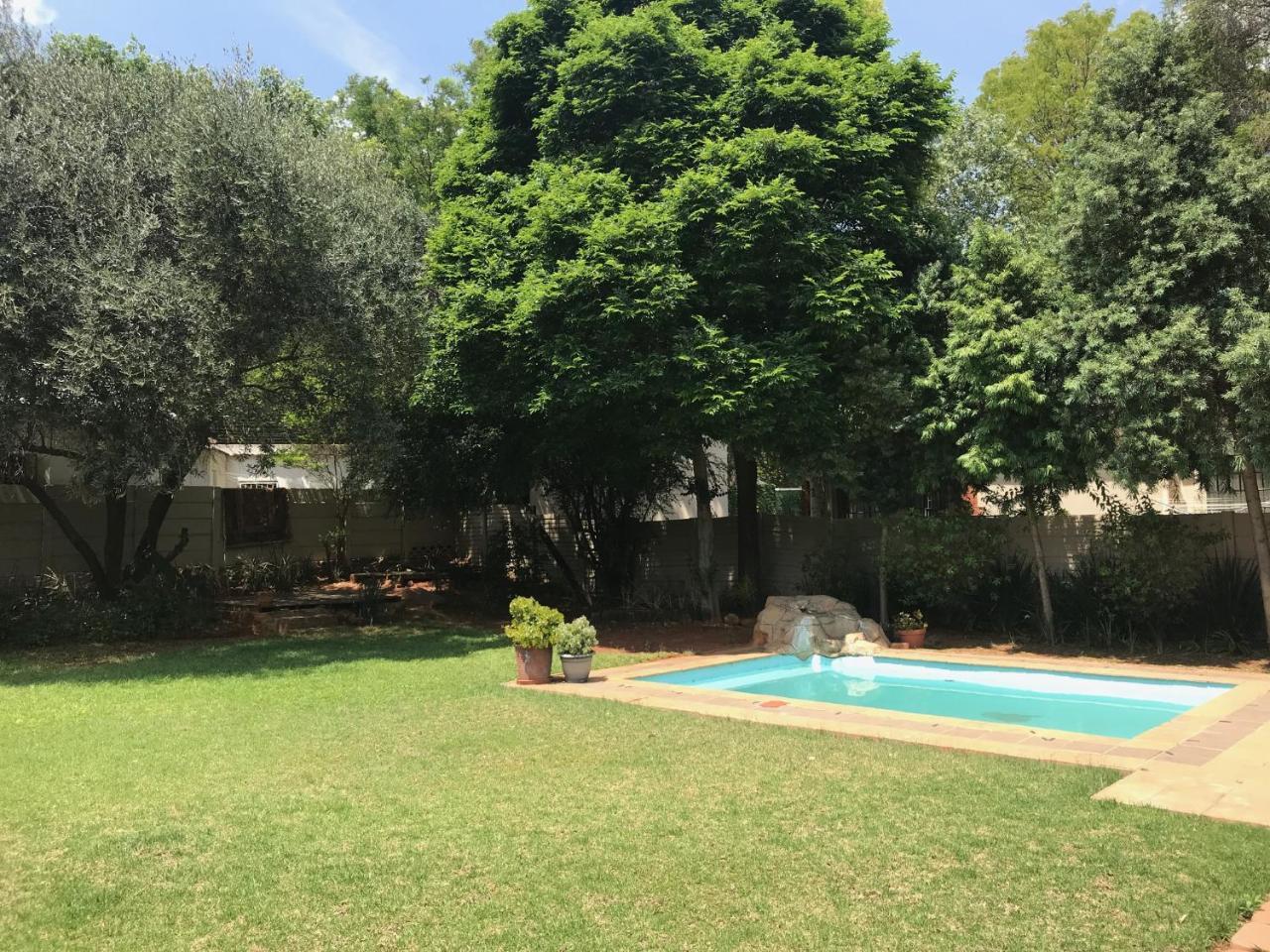 12 On Brecher Pretoria-Noord Extérieur photo